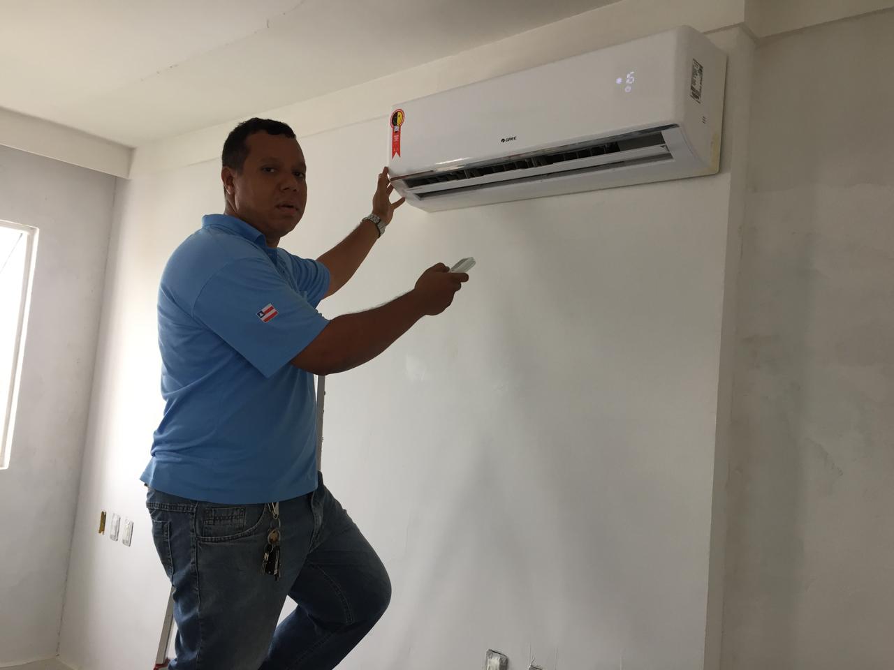 Técnico da Forte Refrigeração finalizando instalação de ar-condicionado split