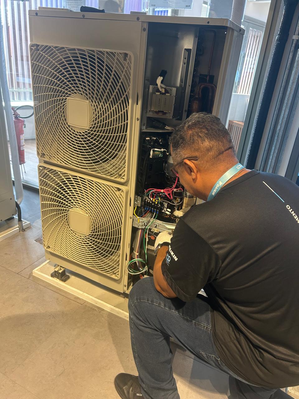 Técnico da Forte reparando unidade VRF Daikin