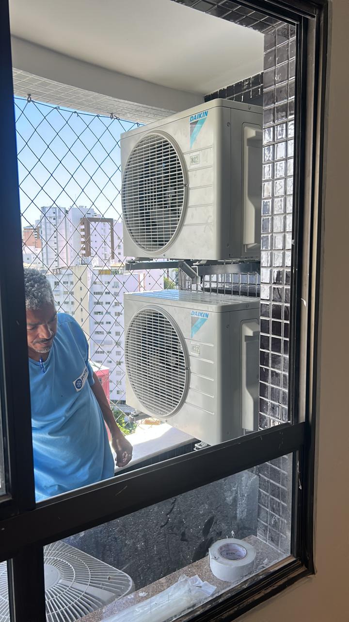 Condensadoras Daikin novas instaladas em suporte empilhado